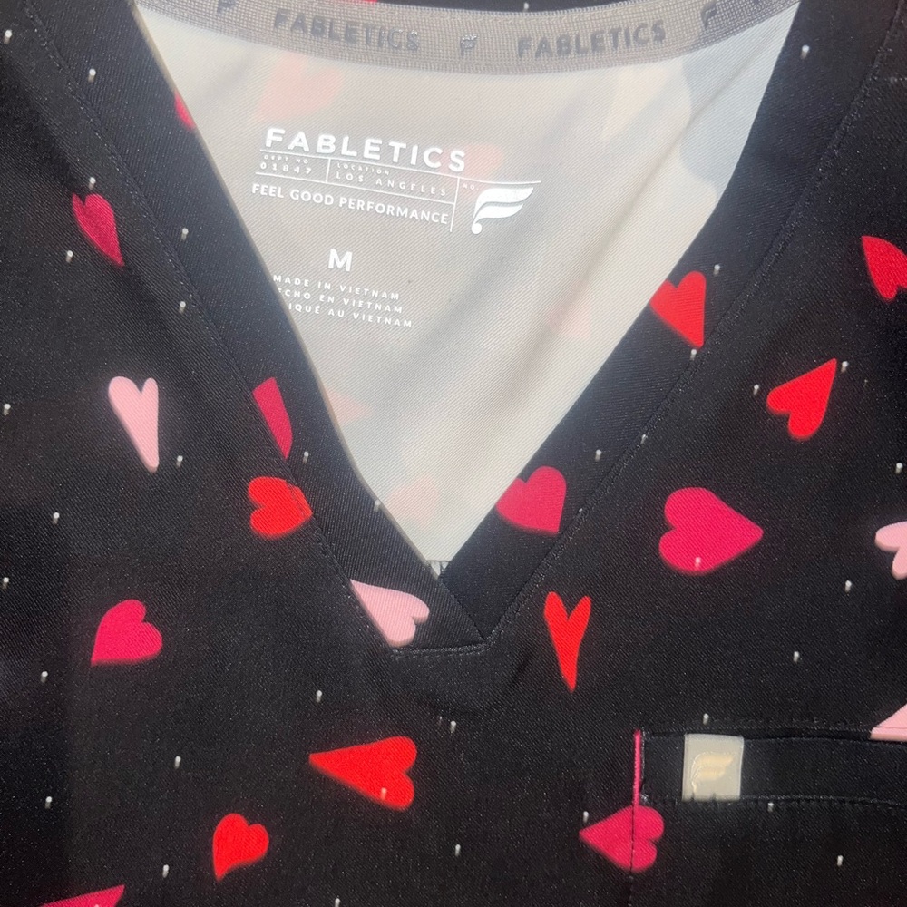 Fabletics Vital 1-Pocket Scrub Top in Heart Pumping Black - Picture 6 of 8